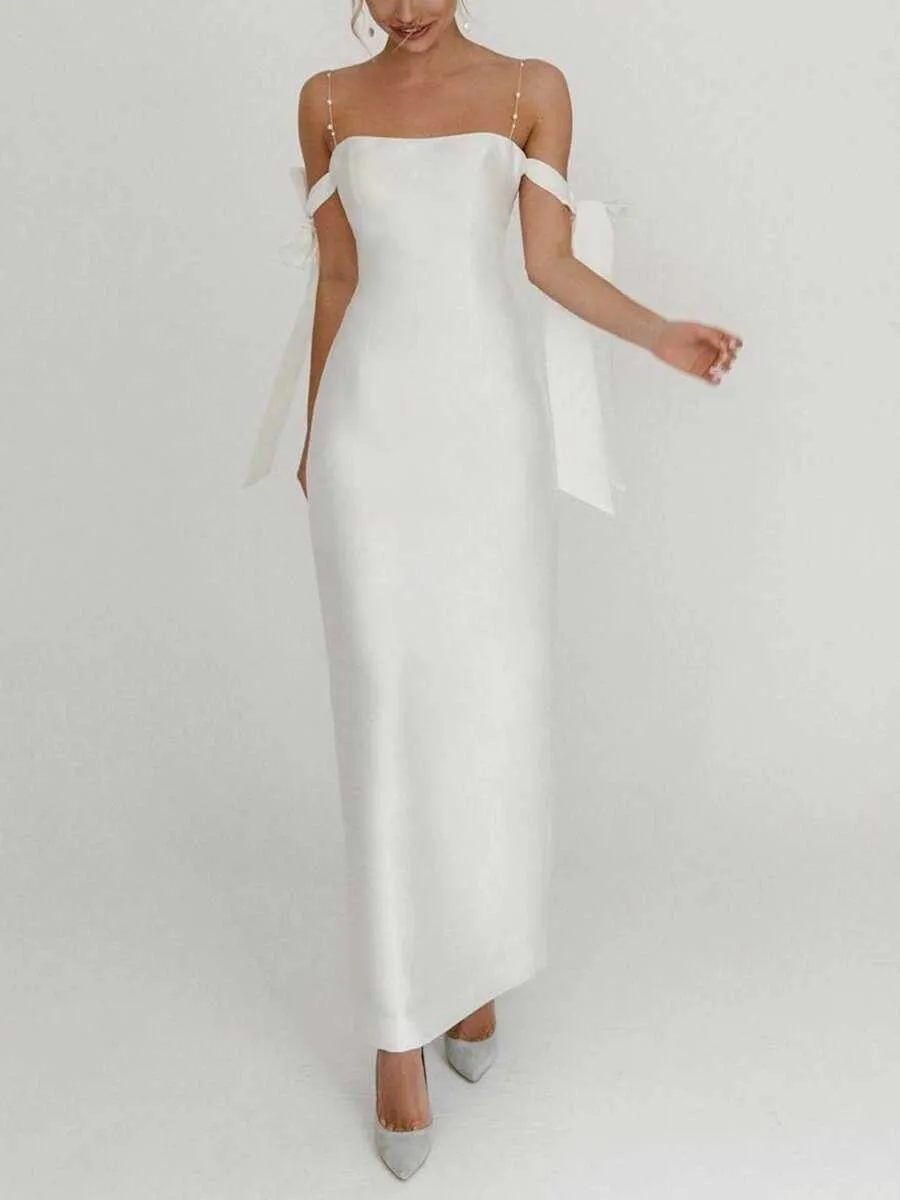 Robe de Mariée silhouette fourreau style slip dress avec col droit et épaules nues