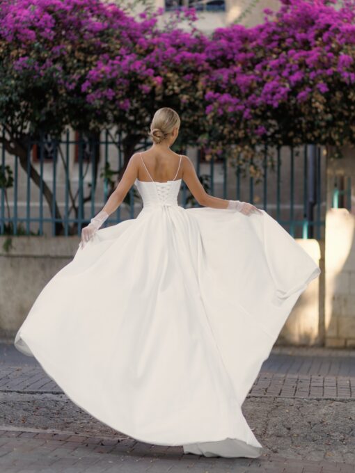 Robe de noce pour un mariage civil avec dos et épaules nu