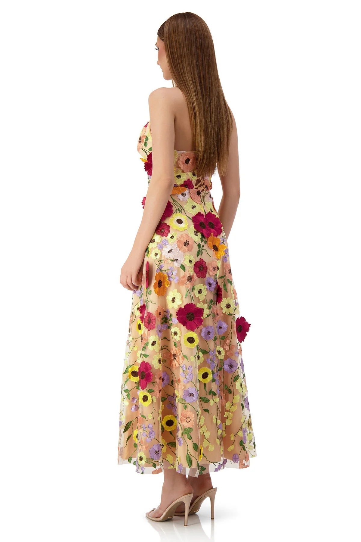 Robe de noce façon champêtre avec composition florale en couleur sur dos nu