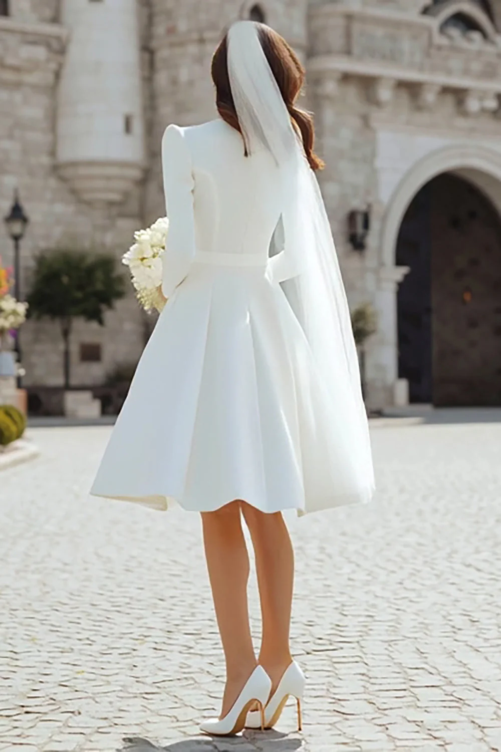 Robe de noce cérémonie en civil avec dos couvert et jupe courte