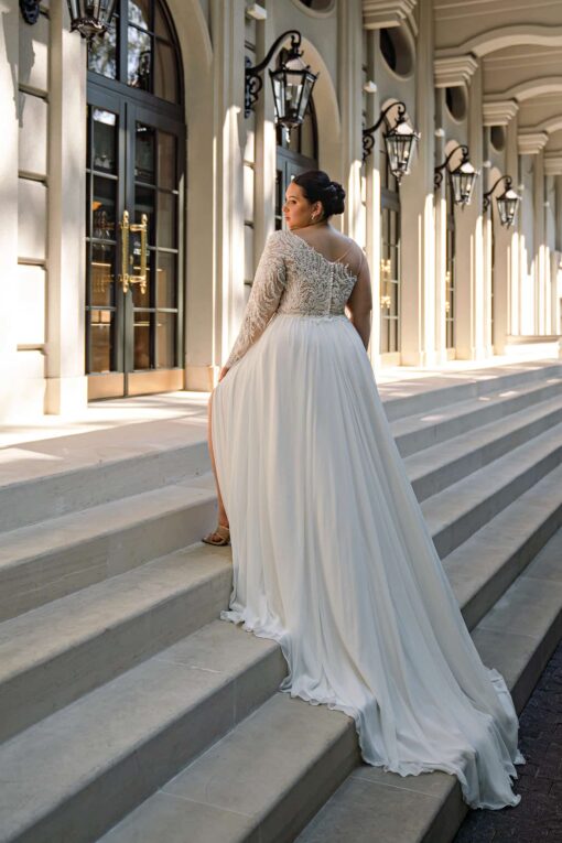 Robe de mariée brillante mêlant tissu illusion et mousseline adaptée en grande taille