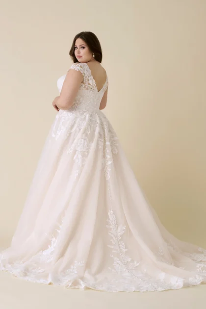 Robe de Noce pour grande taille mêlant Dentelle, Tulle et éléments décoratifs