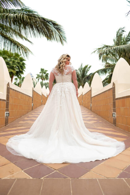 Robe de mariée grande taille silhouette A en tulle avec des broderies artisanales parsemées