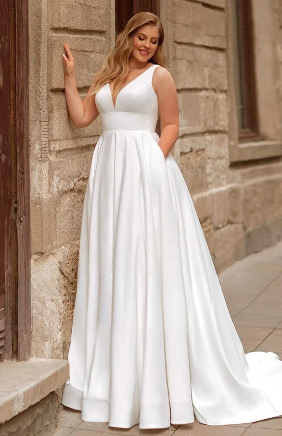 Robe de Mariage en crêpe fluide parfaite pour les femmes aux mensurations généreuses