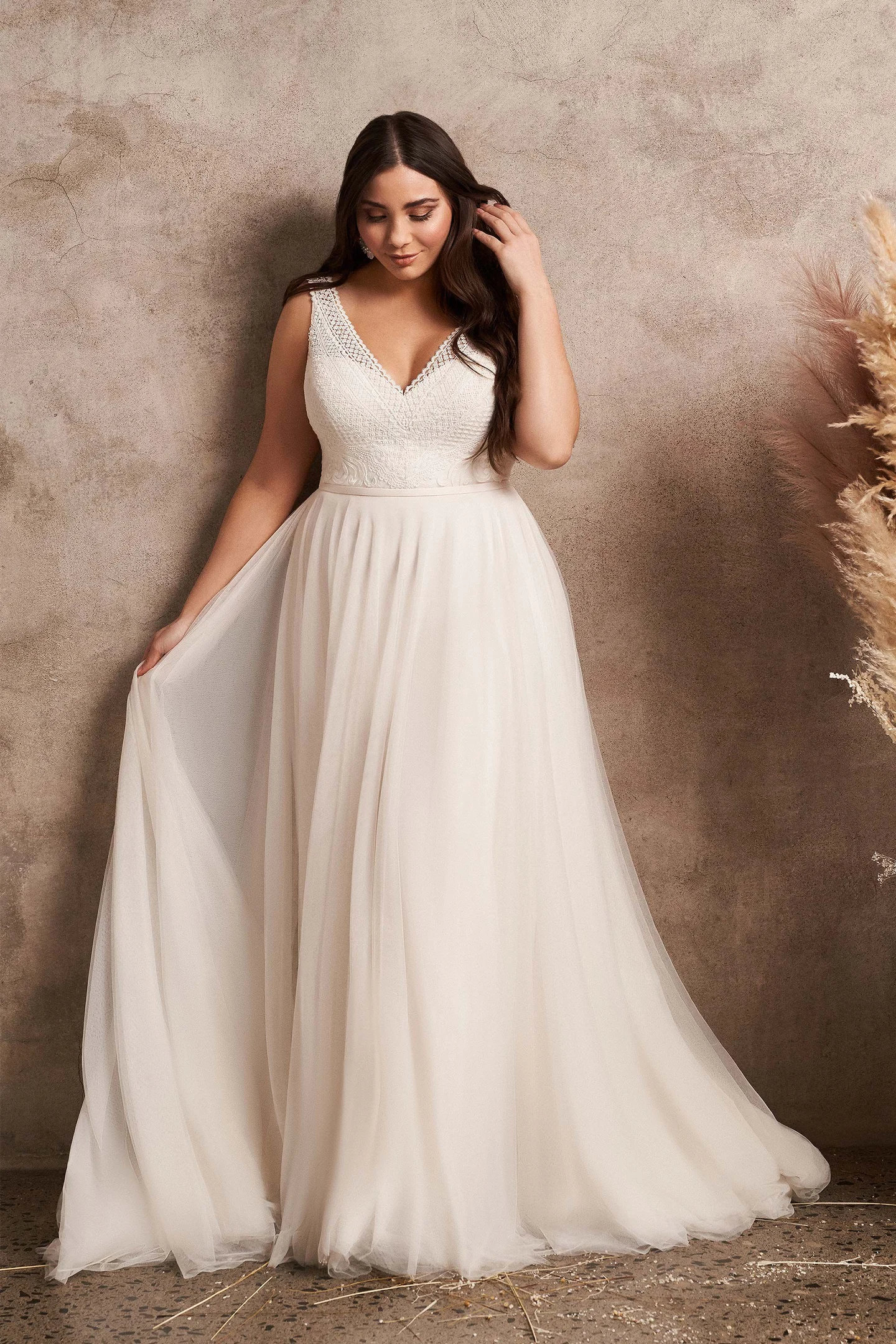 Robe de mariée en grande taille dans une mousseline légère pleine d'élégance