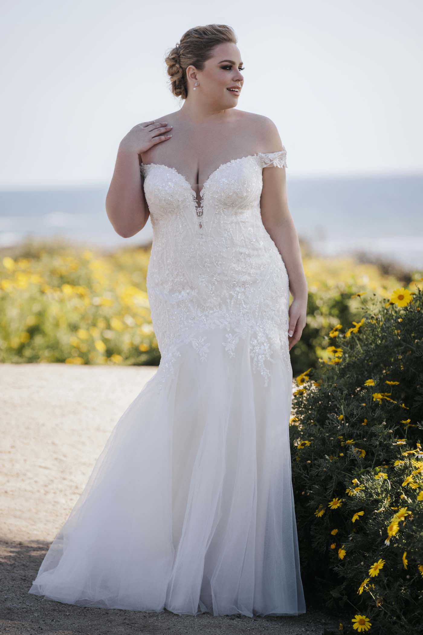 Robe de Mariée Grande Taille silhouette sirène avec appliqués sur dentelle