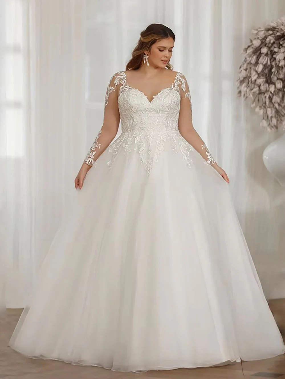 Robe de mariée grande taille parfaite pour les futures mariées à la recherche d’une tenue à la fois classique et sophistiquée.