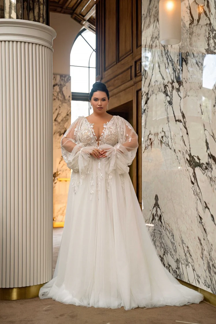 Robe de Mariée en Tulle spectaculaire réalisable en grande taille avec décolleté généreux