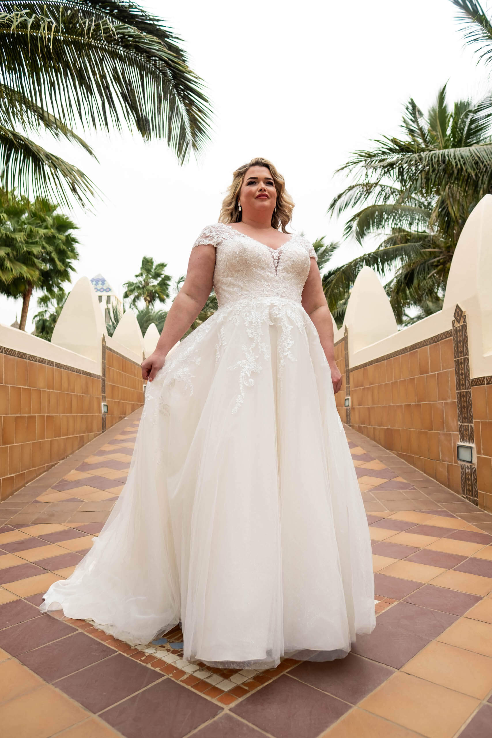 Robe de Mariée Grande Taille très raffinée en tulle et broderies sur dentelle