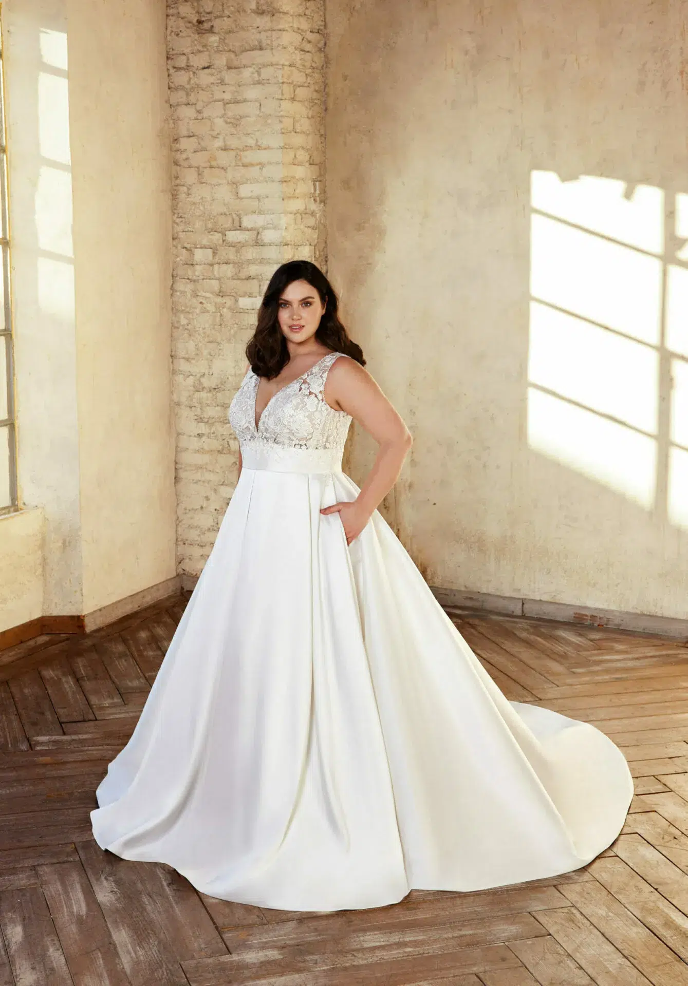 Robe de Noce sur mesure dans un beau tissu Mikado lumineux