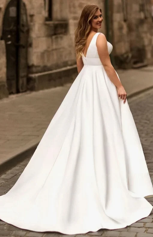 Robe de Noce sur mesure pour grande taille dans une crêpe fluide avec belle traîne arrière