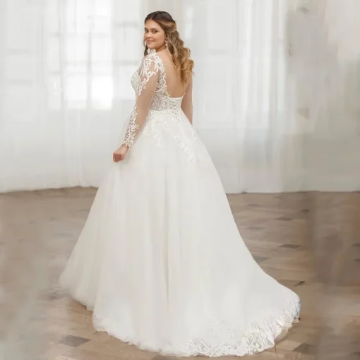 Robe de mariée pensée pour les femmes rondes. La silhouette A-line, forme trapèze, permet d'affiner la taille