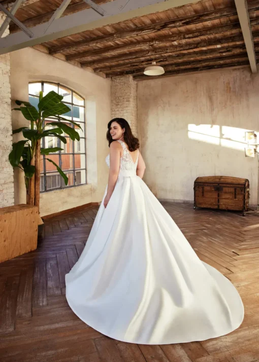 Robe de noce réalisée en grande taille dans un tissu Mikado éclatant