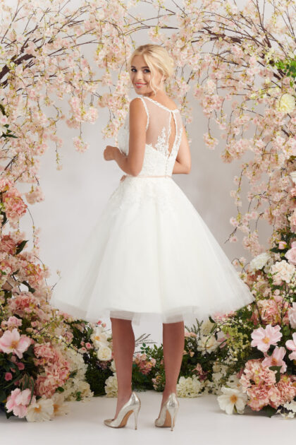 Robe de noce pour mariage champêtre avec haut en dentelle et jupe en tulle