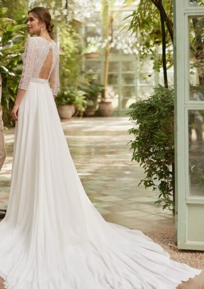 Robe de mariée classique parfaite pour mariage à ma campagne mêlant dentelle fine et mousseline fluide