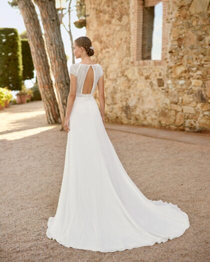 Robe de mariée élégante et sobre avec haut en dentelle sur jupe de mousseline aérienne