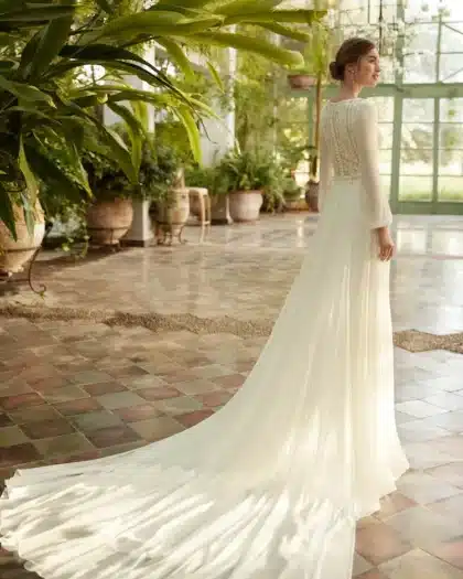 Tenue de noce en dentelle et mousseline de soie pour un mariage à l'accès bohème plein d'élégance