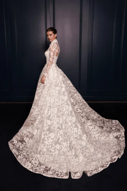 Robe de noce entièrement couverte d'une fine dentelle florale au crochet