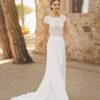Robe de mariée classique avec une belle dentelle aux crochets qui se superpose sur une jupe en mousseline
