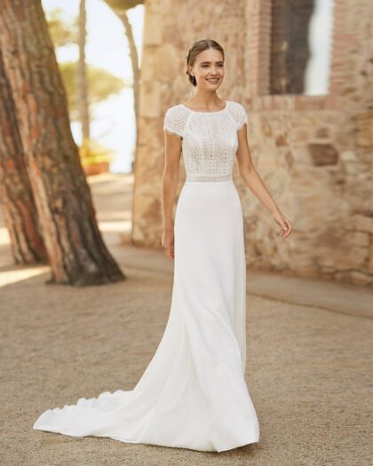Robe de mariée classique avec une belle dentelle aux crochets qui se superpose sur une jupe en mousseline