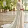 Robe de Mariée avec haut en dentelle de calais finement travaillé dans un esprit bohème élégante