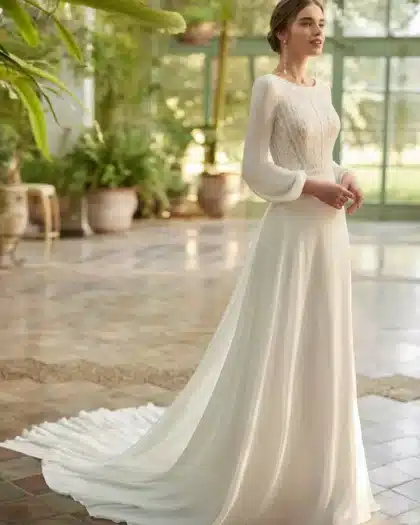 Robe de Mariée avec haut en dentelle de calais finement travaillé dans un esprit bohème élégante