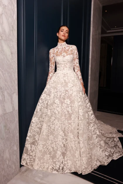 Robe de Mariée Dentelle silhouette Princesse avec contraste entre un haut enveloppant et une jupe évasée