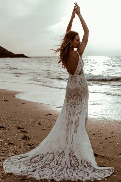 Robe de mariée en dentelle style boho sexy avec couture qui laisse deviner la peau