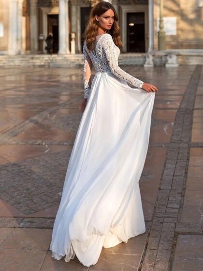 Robe de Mariée avec top en dentelle fine et bas dans une mousseline légère pour un mariage champêtre