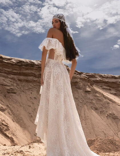 Robe de mariée 100% Bohème dans une étendue de dentelle qui joue avec la peau
