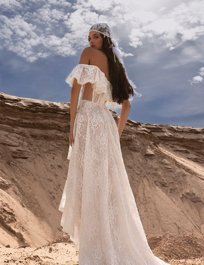 Robe de mariée 100% Bohème dans une étendue de dentelle qui joue avec la peau