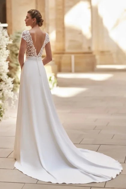 Robe de noce au dos dénudé encadré d'une fine dentelle