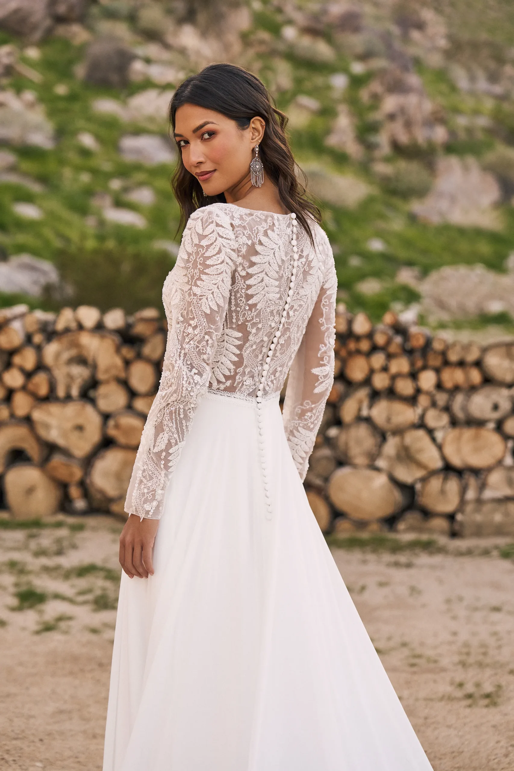 Robe de mariée aux manches longues sur tissu illusion avec sequins