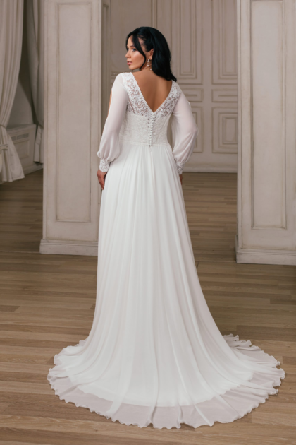 Robe de noce aux manches longues dans une belle soie fluide et légère avec légère traîne