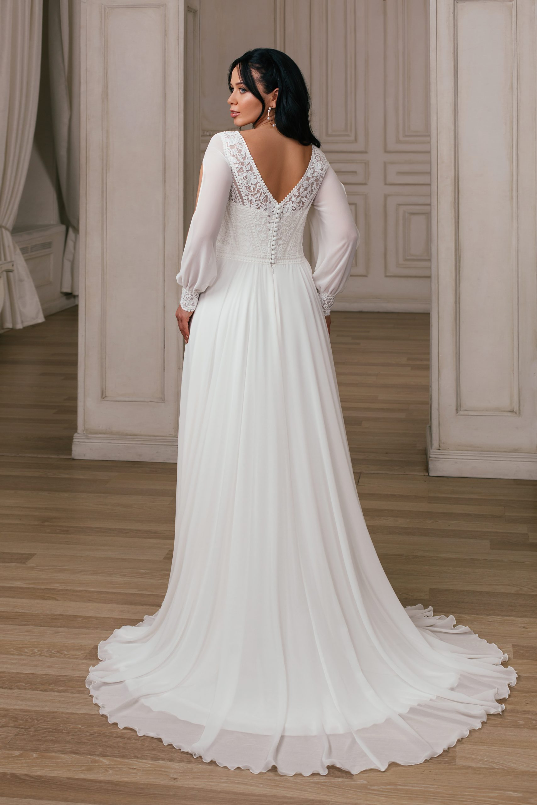 Robe de noce aux manches longues dans une belle soie fluide et légère avec légère traîne