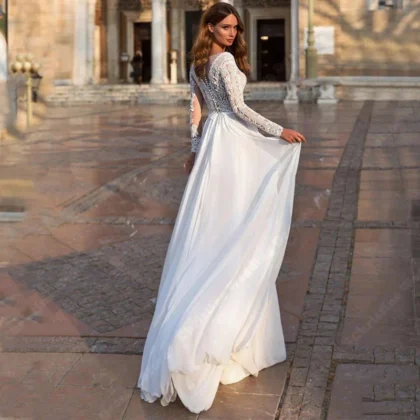 Robe de noce vaporeuse et fluide avec manches longues