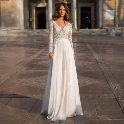 Robe de Mariée aux manches longues en dentelles sue jupe silhouette A en mousseline