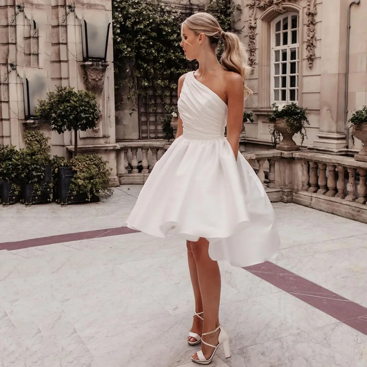 Robe de Mariée courte et asymétrique pour Mariage Civil Romantique