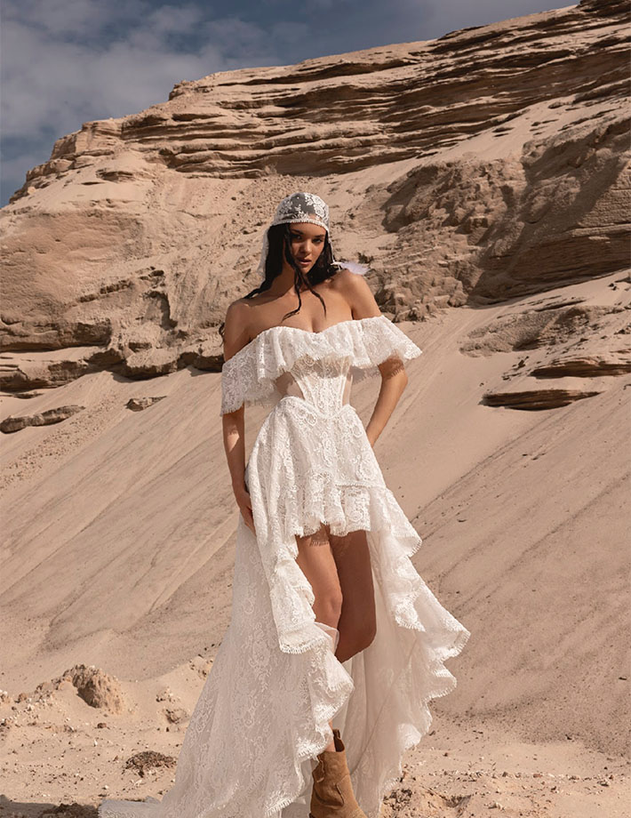Robe de noce en dentelle dans un esprit bohème libre avec jupe courte devant et longue derrière